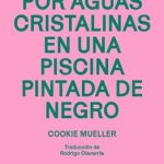 Caminar por aguas cristalinas en una piscina pintada de negro