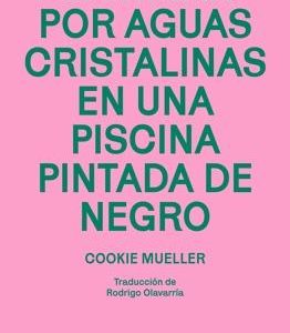 Caminar por aguas cristalinas en una piscina pintada de negro